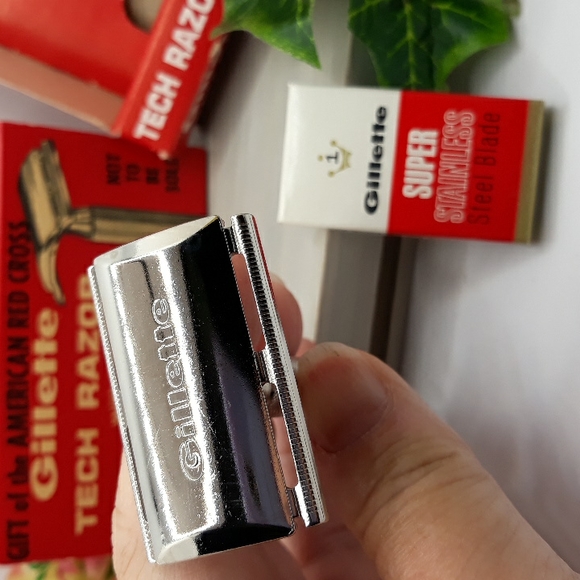 Vintage Gillette Tech Razer   Unused in Original Box Red Cross Issue 1950s - Picture 5 of 7